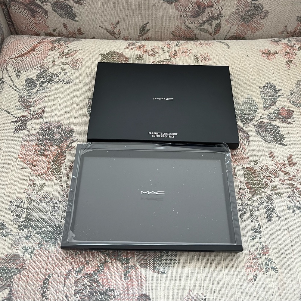 BRAND W/O TAG MAC PRO PALETTE LARGE / SINGLE COMPACT